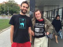 Бездомные Праги дарят людям вайфай