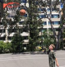Юному баскетболисту подарили особо ловкую искусственную руку